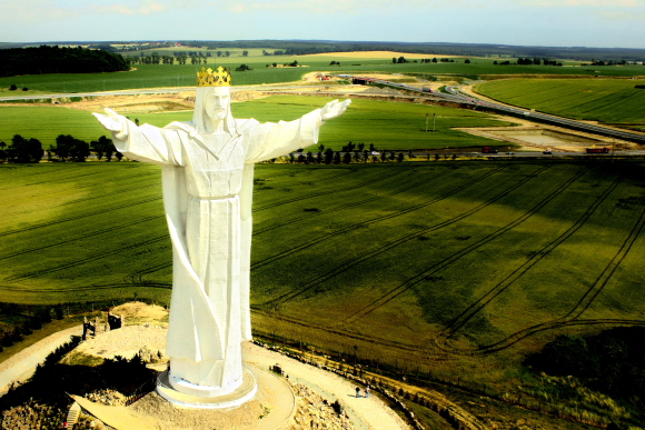 Figura Jezusa Chrustusa Krla Polski w wiebodzinie z powietrza